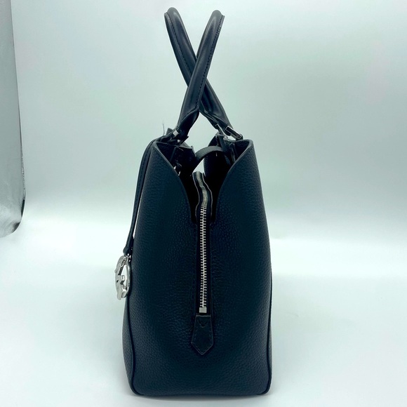 🎉🎉🎉SOLD🎉🎉🎉Black & Silver Michael Kors Purse - Picture 4 of 10